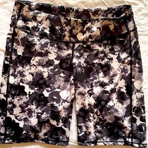 Gap Fit Bike Shorts - black print - sz L